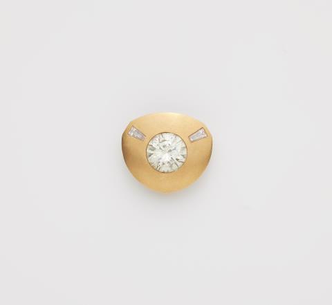 
    
            
                    A handforged 18k gold and diamond bajonet clasp.
                
        
