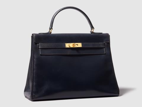 
    
            
                    Hermès Kelly 32 Retourné Veau Box Bleu Marine
                
        
