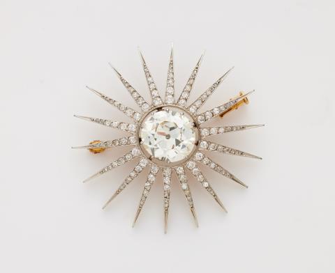 
    
            
                    A 14k gold diamond sunburst brooch with a large European old-cut diamond of ca. 4,2 ct.
                
        
